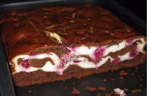 Брауни с творогом и вишней.

