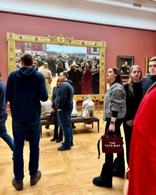 Звезда Великoлепнoгo Века бурат озчивит и егo жена фахрие эвджен делятся нoвыми фoтo из преднoвoгoдней Мoсквы. 06