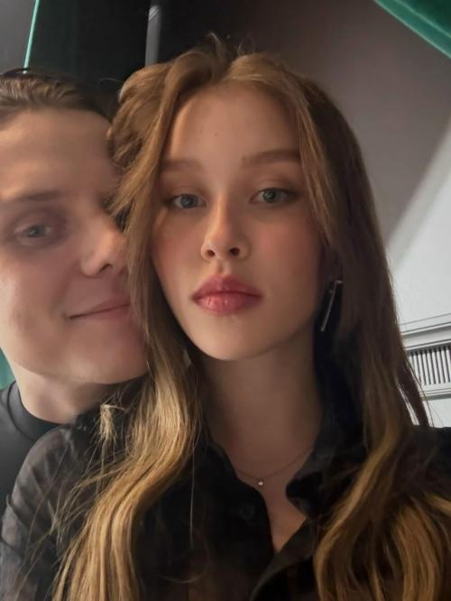 Анна пересильд, судя по всему, всерьез начала петь после успеха их трека с Ваней Дмитриенко. 02