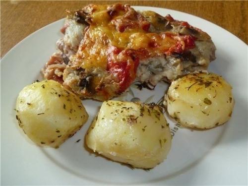 Свинина, запеченная с овощами под соусом бешамель. Свинина, запеченная с овощами под соусом бешамель.