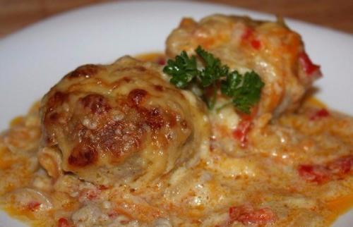 Тефтели запеченные в духовке в сметанном соусе.