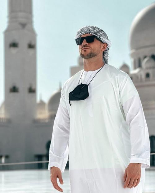 Сергей Лазарев кадрами красивой фотосессии в арабском стиле поделился. 04