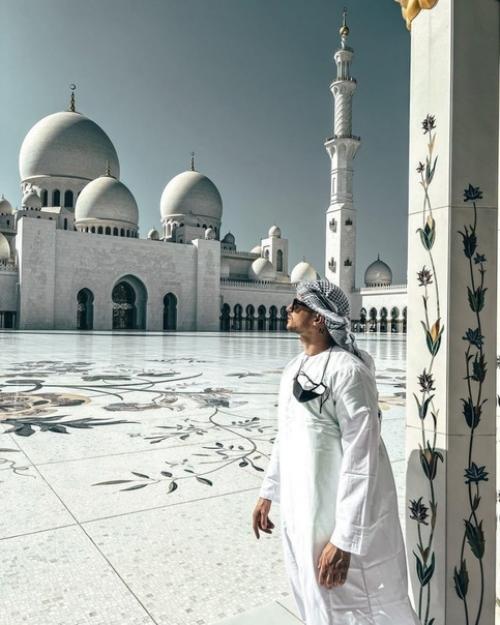 Сергей Лазарев кадрами красивой фотосессии в арабском стиле поделился. 01