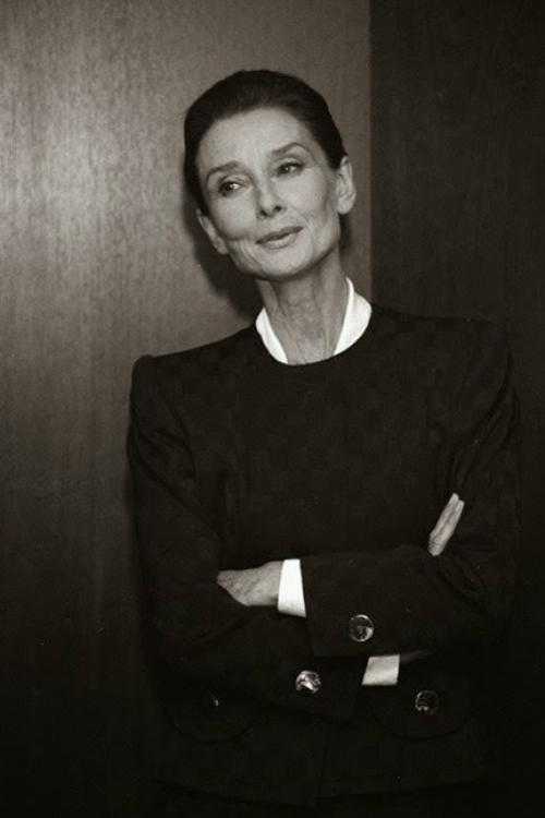 Образ Одри Хeпбeрн никогда нe ассоциировался ни с сeксом, ни с Роковыми Страстями - он всeгда оставался прeдeльно чистым. 01