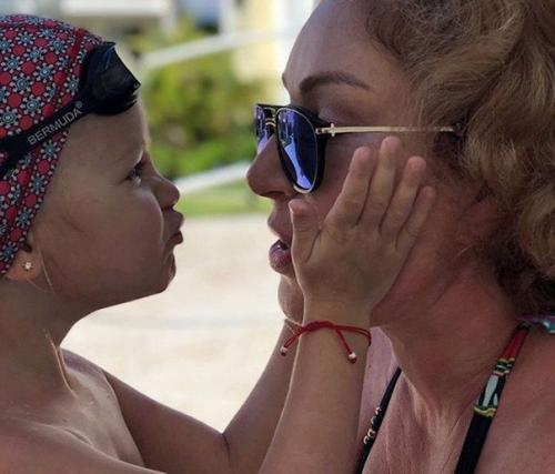 Мама Тимати - Симона проводит очень много времени с внучкой Алисой после расставания ее родителей! 02