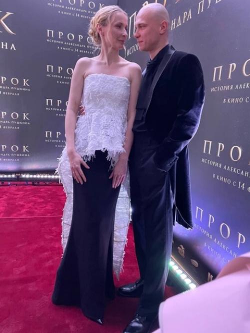 Юра Борисов со своей женой и коллегами во время российской премьеры фильма Пророк: История Александра Пушкина. 04
