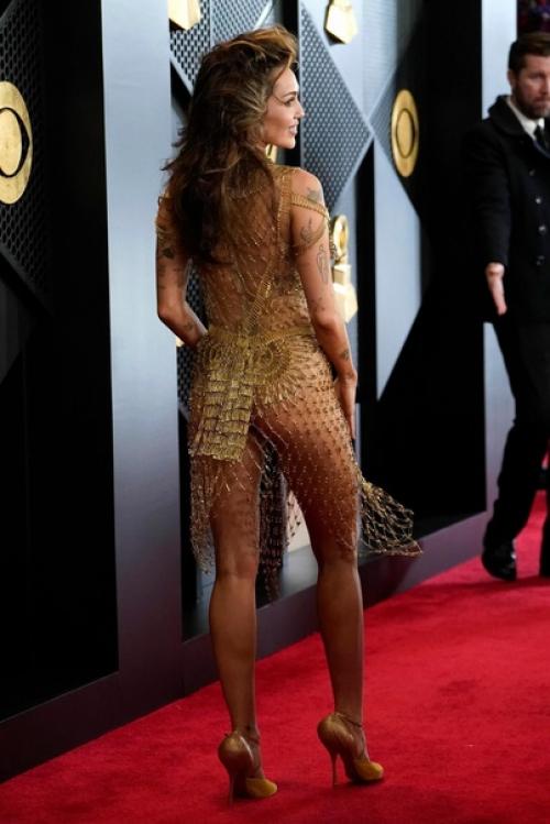 Дизайнеры показали, как создавали для майли Сайрус платье для Грэмми из 14 тысяч булавок. 02