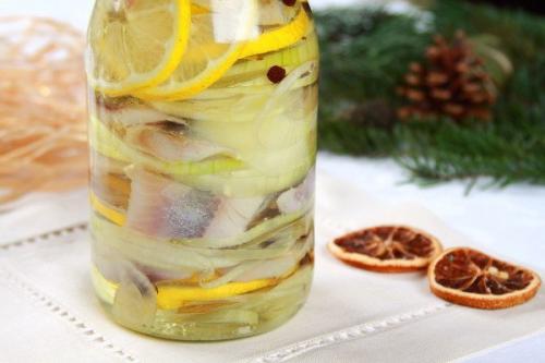 Соленая селедка с луком и маслом.