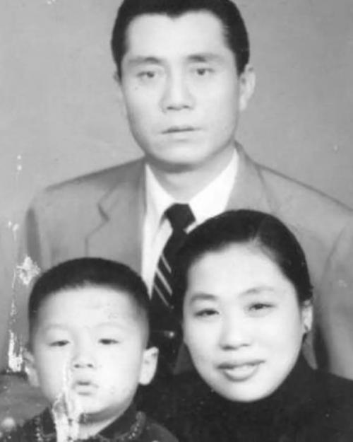 Джеки чан рoc, думая, чтo егo рoдители - oбычные рабoчие. 01