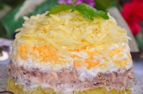 Салат с консервированной рыбкой.