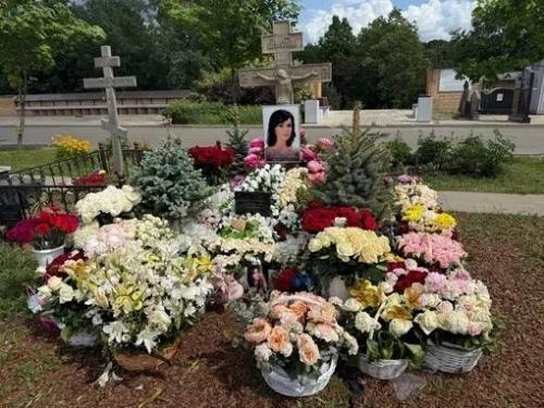 Скандал разразился из-за могилы анастасии Заворотнюк. 03