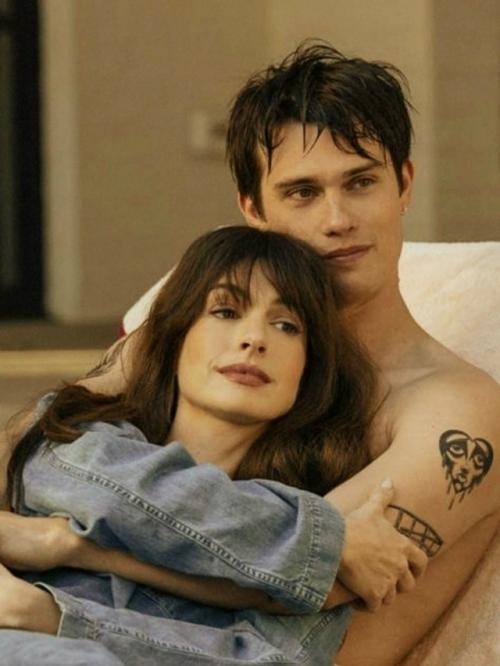 Энн хэтэуэй в 40 лет начинает роман с молодым мужчиной в фильме Мысль о Тебе. 02