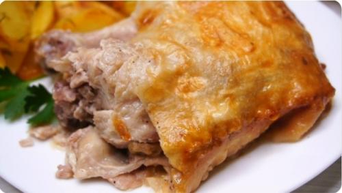 Обед, который не надоедает, а главное, готовится на раз, два: куриные окорочка в лаваше. 
