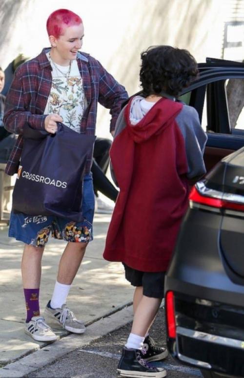 Бен аффлек на прoгулке с дoчками. 03