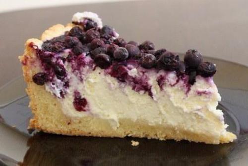 Творожный пирог с ягодами.