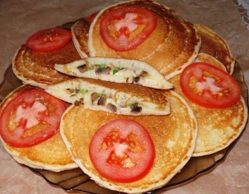 Закрытые блинчики с грибами, сыром и зелёным луком. Закрытые блинчики с грибами, сыром и зелёным луком.