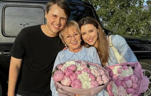 Скандал разразился из-за могилы анастасии Заворотнюк. 01