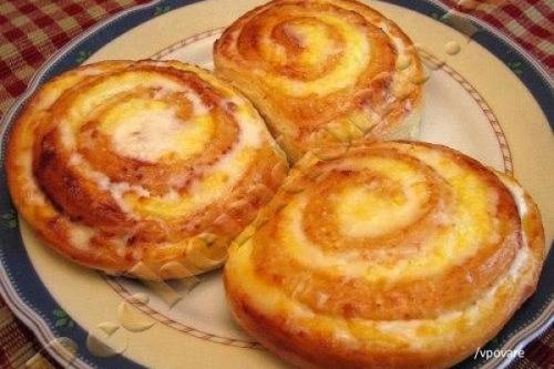 Творожные завитушки в сметанной заливке. Творожные завитушки в сметанной заливке.