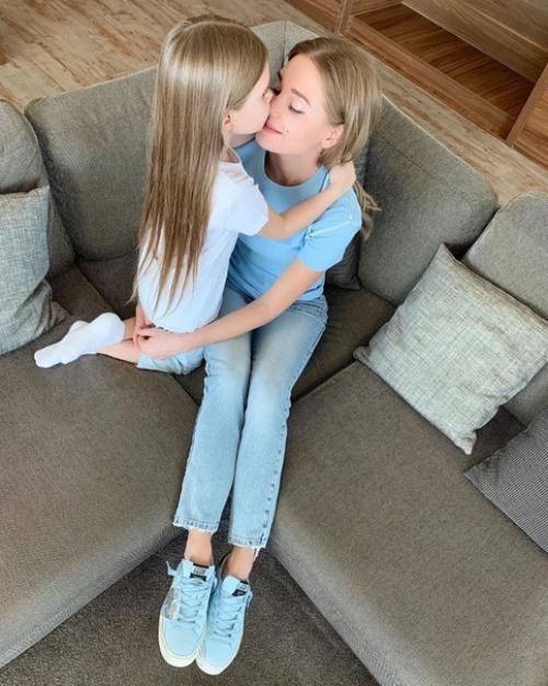 Дочь Кристины асмус и Гарика Харламова в свои 6 лет уже имеет и ведет собственный инстаграм. 02