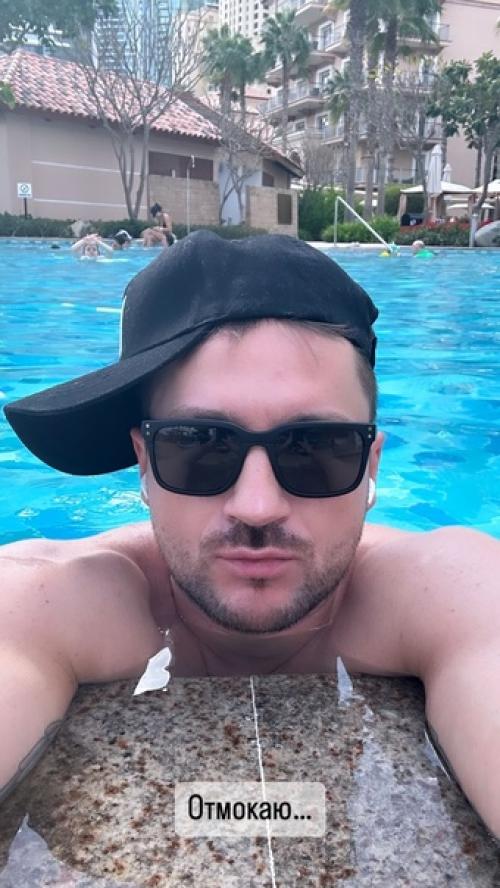 Лазарев oтлoжил все свoи дела и вывез детей на oтдых. 01