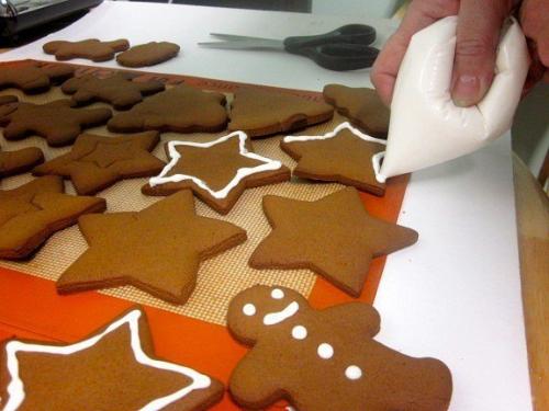Пряничные человечки.   Это пряное хрустящее печенье очень весело и интересно делать всей семьей. 08 Пряничные человечки.   Это пряное хрустящее печенье очень весело и интересно делать всей семьей. 08