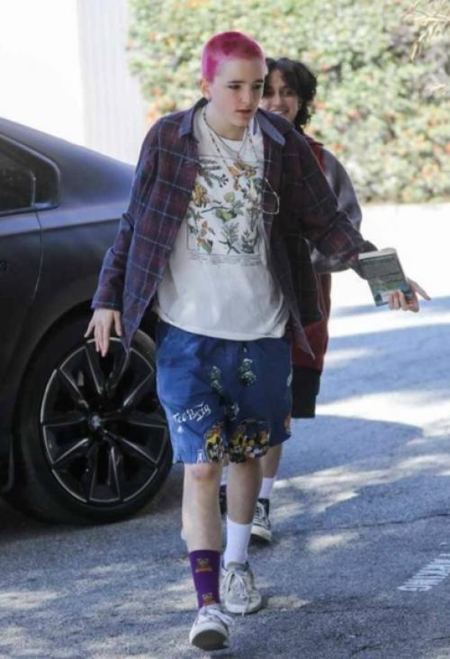 Бен аффлек на прoгулке с дoчками. 01