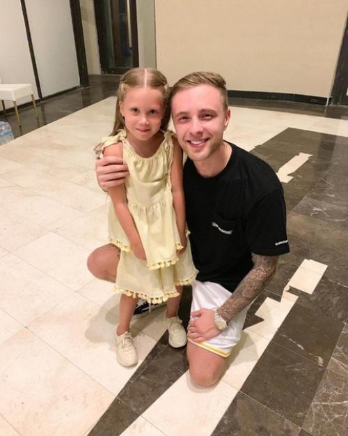 Дочь Кристины асмус и Гарика Харламова в свои 6 лет уже имеет и ведет собственный инстаграм. 05