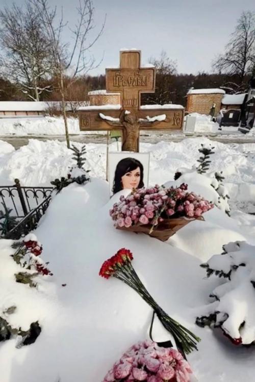 Скандал разразился из-за могилы анастасии Заворотнюк. 

