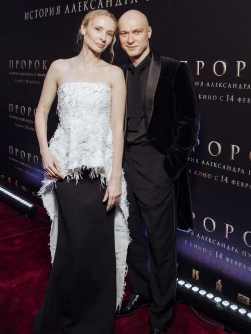 Юра Борисов со своей женой и коллегами во время российской премьеры фильма Пророк: История Александра Пушкина. 01