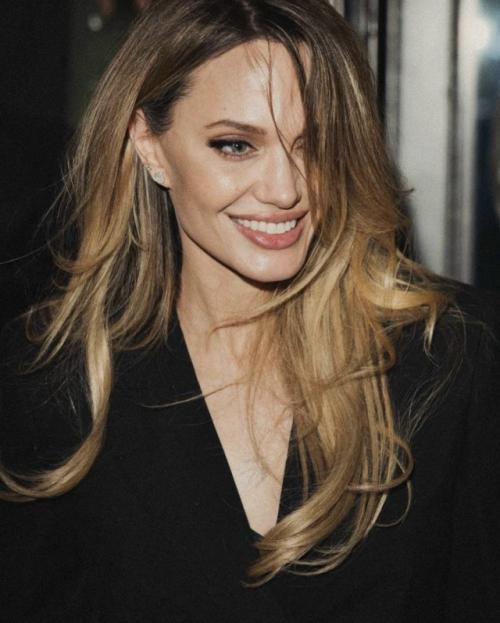 Богиня Анджелина Джоли впервые вышла в свет в 2026 году и посетила премьеру фильма 