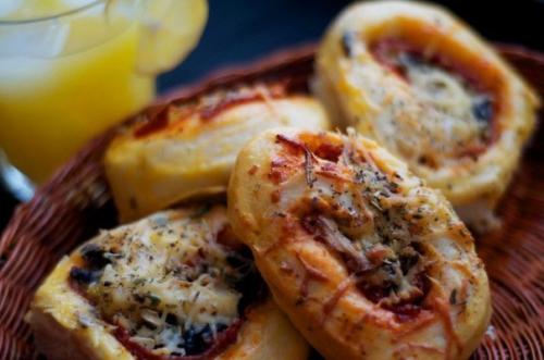 Дрожжевые улитки а-ля пицца. Дрожжевые улитки а-ля пицца.