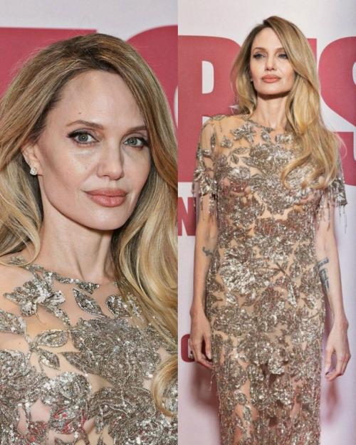 Богиня Анджелина Джоли впервые вышла в свет в 2026 году и посетила премьеру фильма Couture в Париже. 04