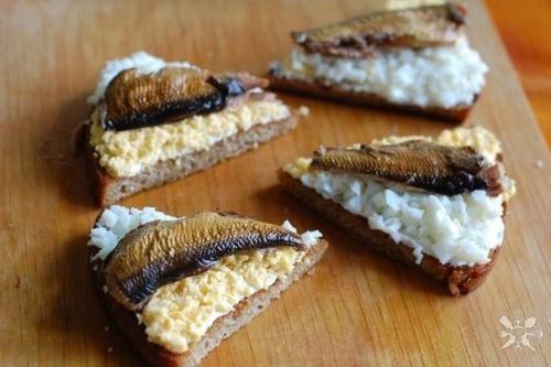 Чесночные гренки с яйцом и шпротами.