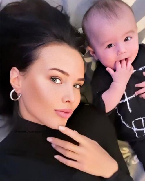 Тимати и его жена Анастасия решетова показали своего маленького сыночка. 03