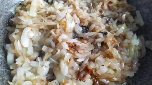 Бутер (сэндвич) с ребрышками барбекю, карамелизованым луком и свежей чиабаттой. 05