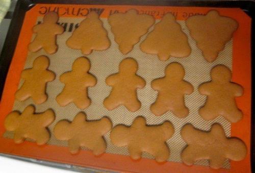 Пряничные человечки.   Это пряное хрустящее печенье очень весело и интересно делать всей семьей. 05 Пряничные человечки.   Это пряное хрустящее печенье очень весело и интересно делать всей семьей. 05