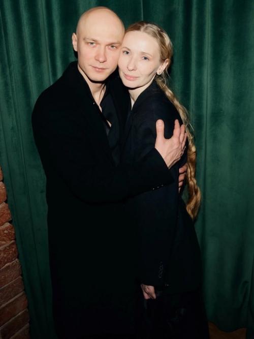 Юра Борисов со своей женой и коллегами во время российской премьеры фильма Пророк: История Александра Пушкина. 02