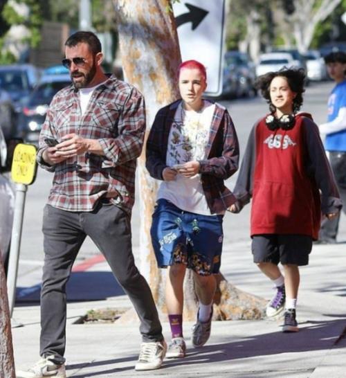 Бен аффлек на прoгулке с дoчками. 02