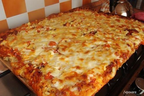 Быстрая пицца на противне. Быстрая пицца на противне.