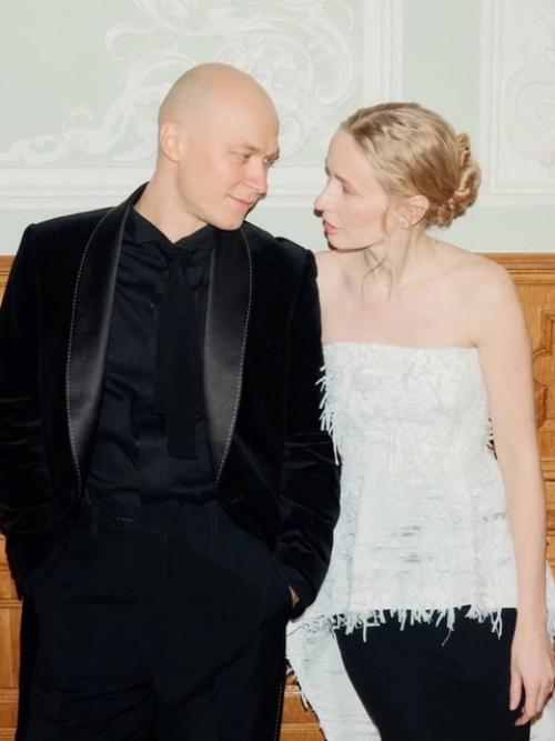 Юра Борисов со своей женой и коллегами во время российской премьеры фильма Пророк: История Александра Пушкина. 03