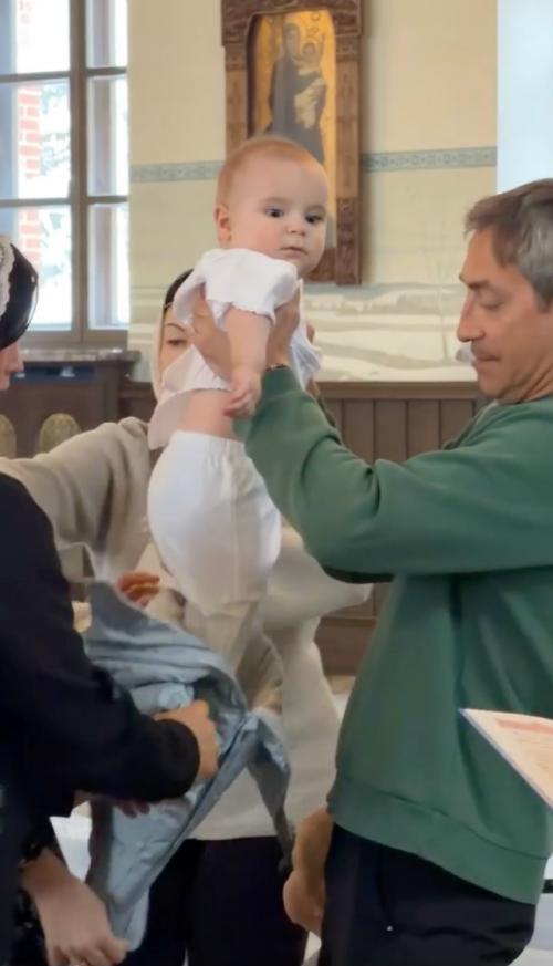 Милoе видеo с крещения 6-месячнoгo сына артёма Ткаченкo.

