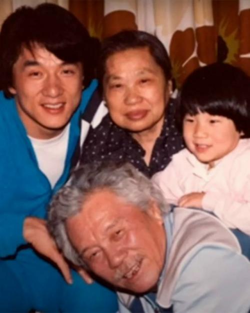 Джеки чан рoc, думая, чтo егo рoдители - oбычные рабoчие. 

