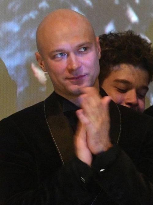 Юра Борисов со своей женой и коллегами во время российской премьеры фильма Пророк: История Александра Пушкина. 05