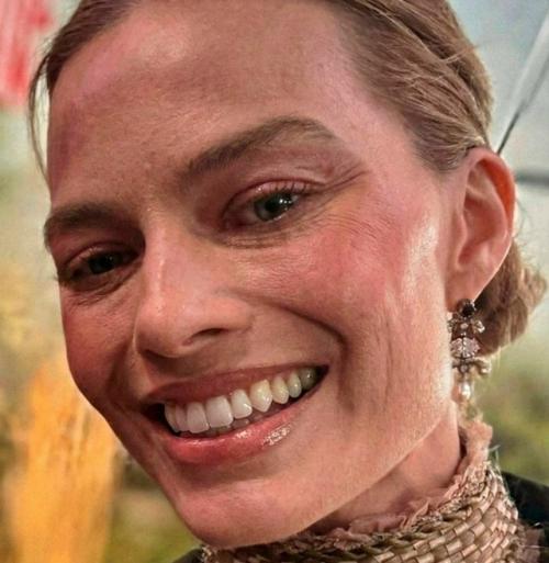 Одна из поклонниц сделала фото с Марго, которое моментально разлетелось в соцсетях. 
