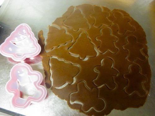 Пряничные человечки.   Это пряное хрустящее печенье очень весело и интересно делать всей семьей. 04 Пряничные человечки.   Это пряное хрустящее печенье очень весело и интересно делать всей семьей. 04