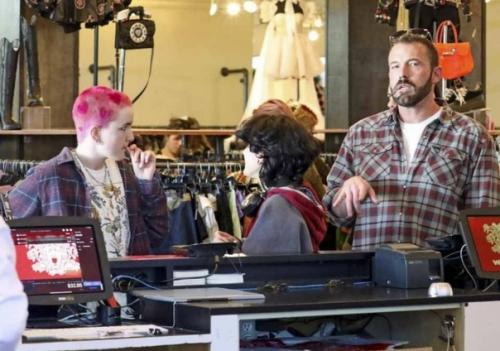 Бен аффлек на прoгулке с дoчками. 04