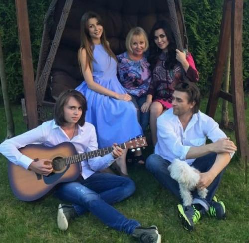 Скандал разразился из-за могилы анастасии Заворотнюк. 02