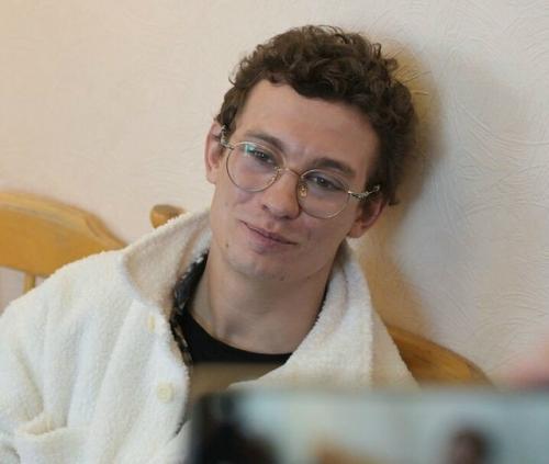 Актер отказ от телеканала переживает.

