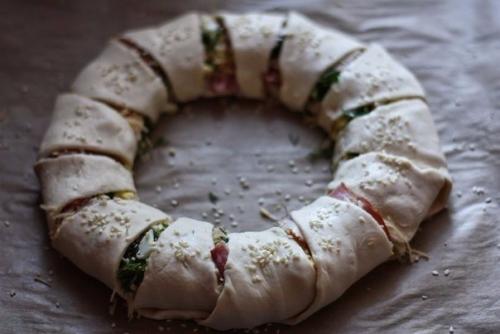 Пирог - венок с беконом, яйцами и сыром. 05