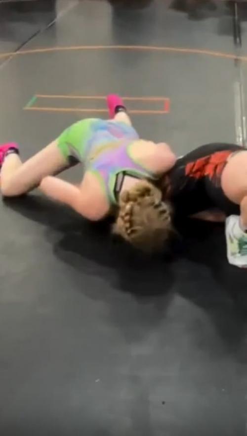 Днем в борцовке, вечером в платье! 01